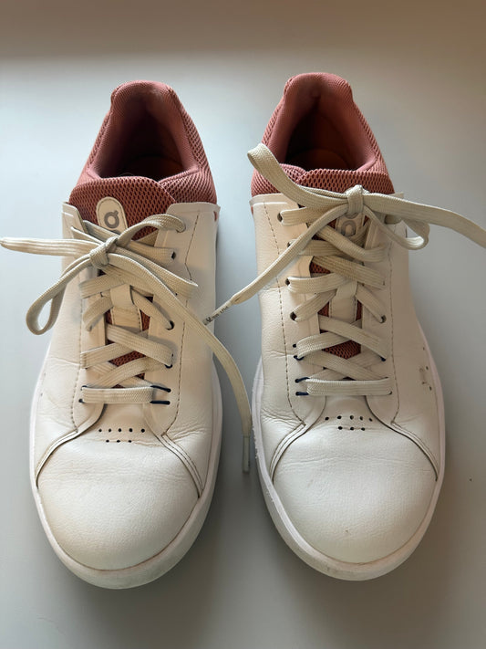 On Running The Roger Advantage Tennis Inspired Sneakers in White | Size 8