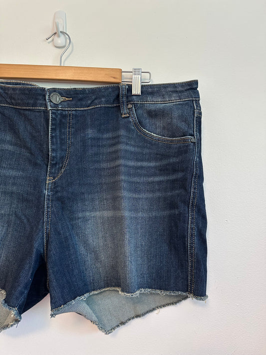 Kut from the Kloth Gidget Fray Jean Shorts in Dark Wash Denim | Size 18