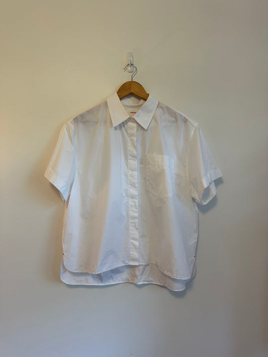 NWT Xirena Drake White Cotton Poplin Short Sleeve Button Down Shirt | Size Medium