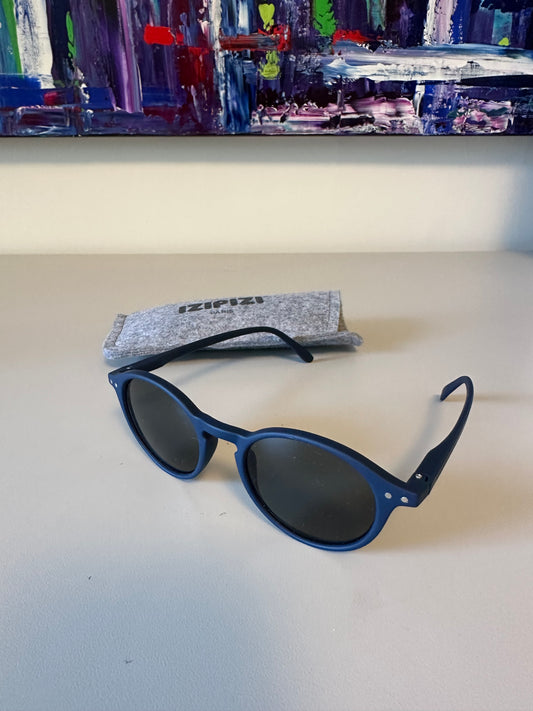 Izipizi Paris Sun #D Round Sunglasses in Navy Blue Matte Frame with Pouch