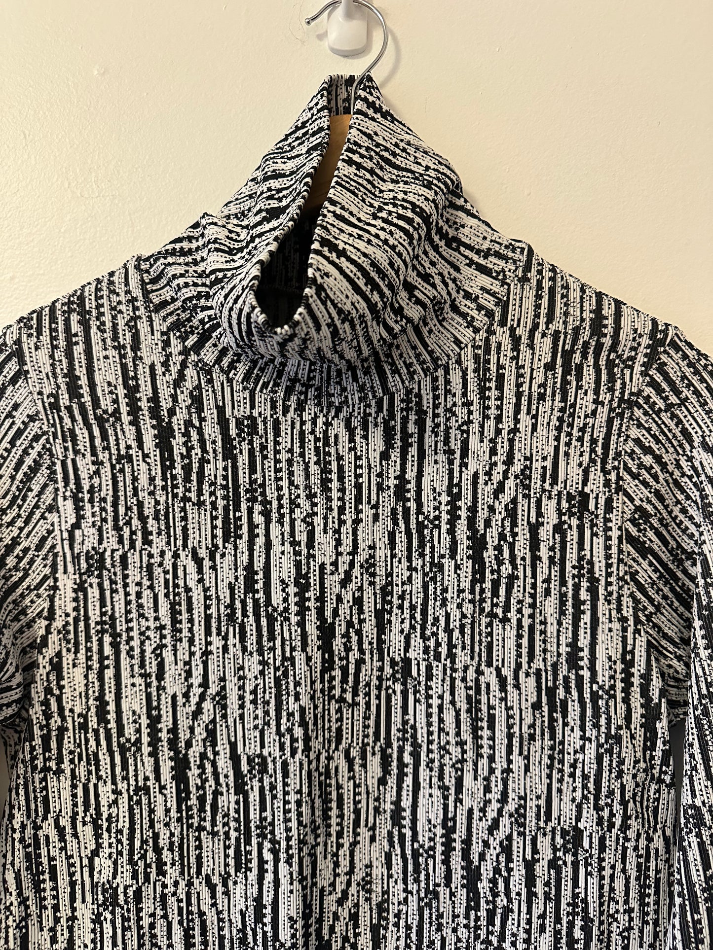 Athleta Flurry Blizzard Black and White Seamless Turtleneck Shirt