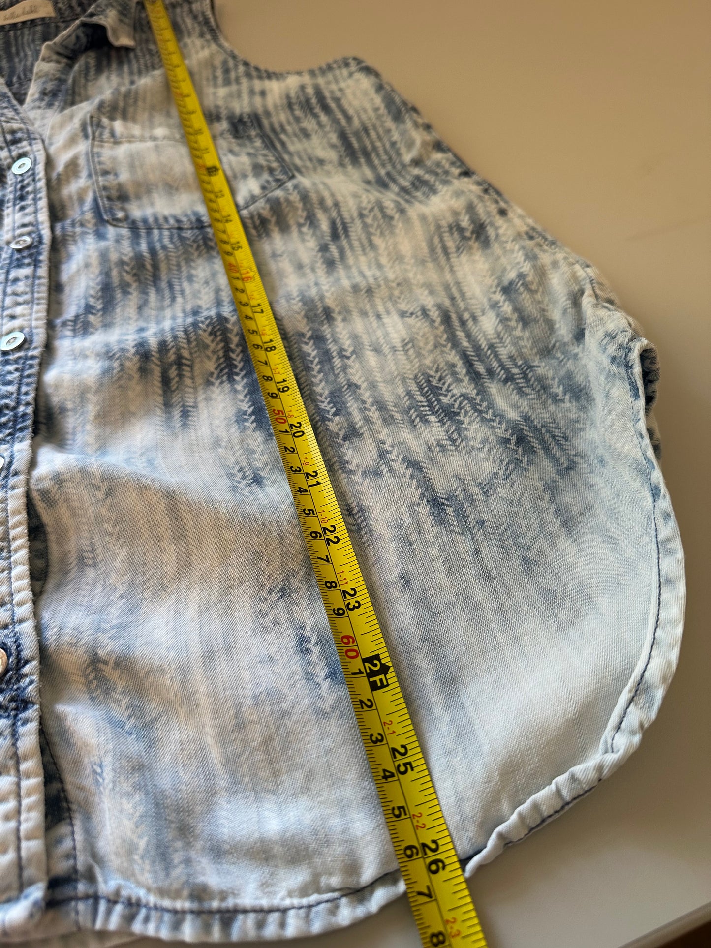 Bella Dahl Tencel Light Blue Patterned Sleeveless Collared Shirt | Size Medium