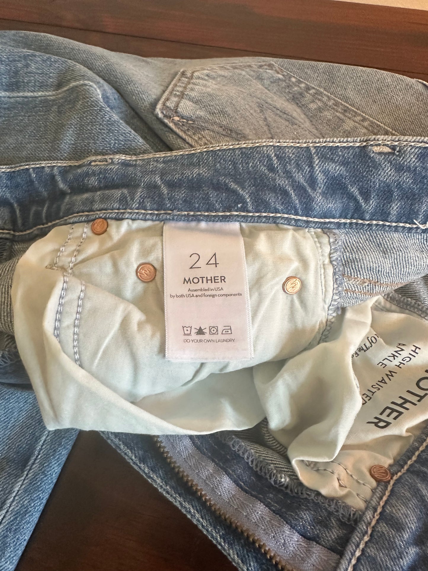 MOTHER High Waisted Rider Ankle Jeans in Salt of the Earth - Size 24