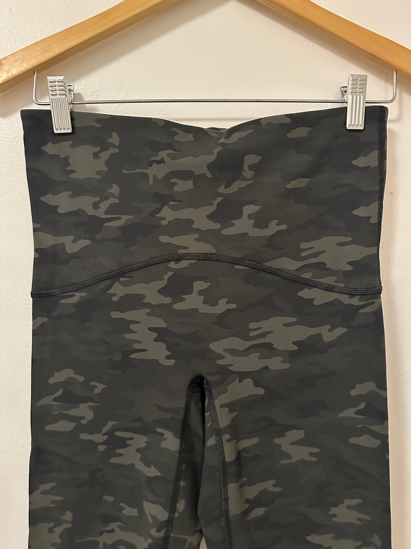SPANX Women's Camouflage Cropped Leggings | Size Medium