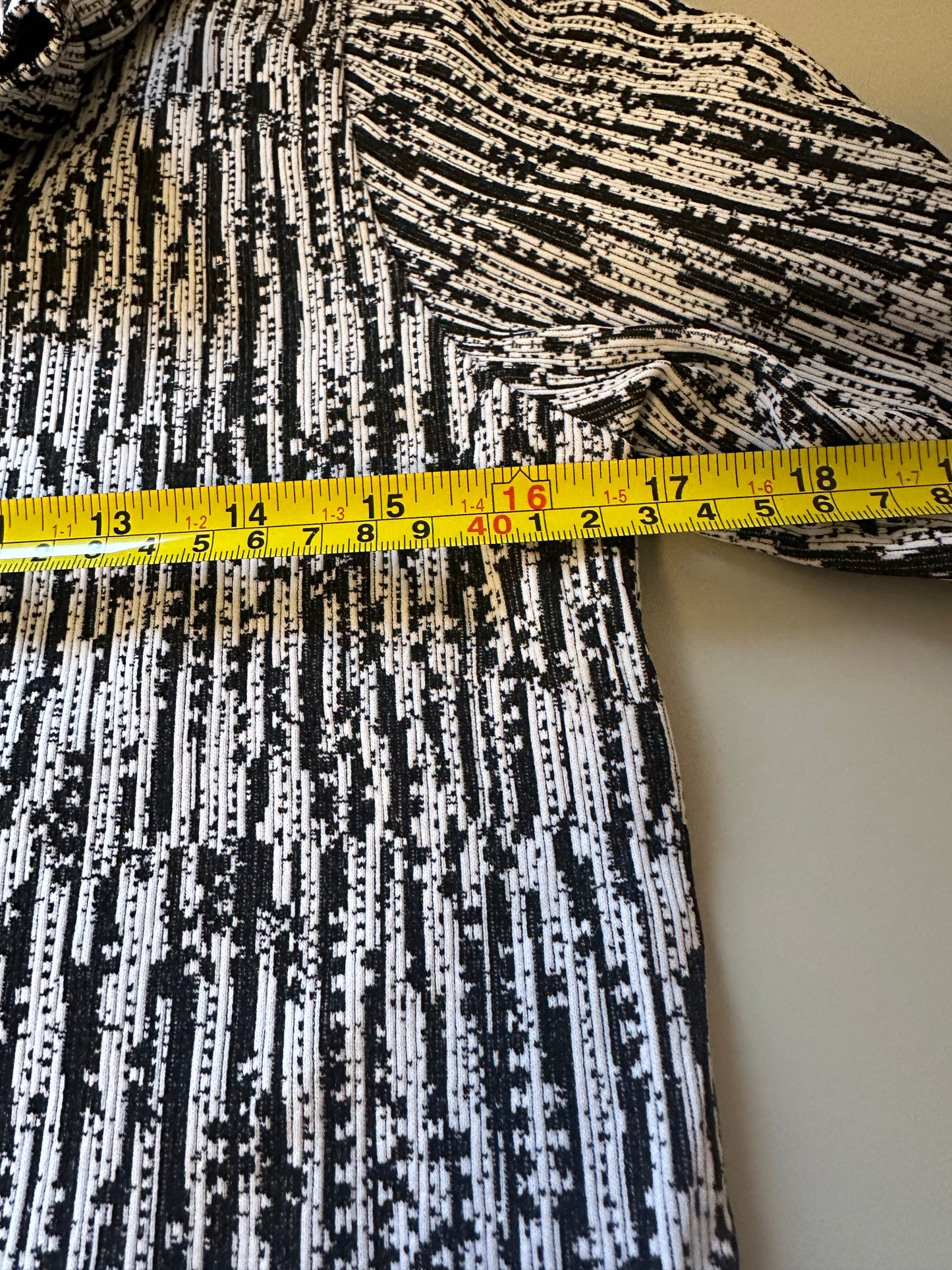 Athleta Flurry Blizzard Black and White Seamless Turtleneck Shirt