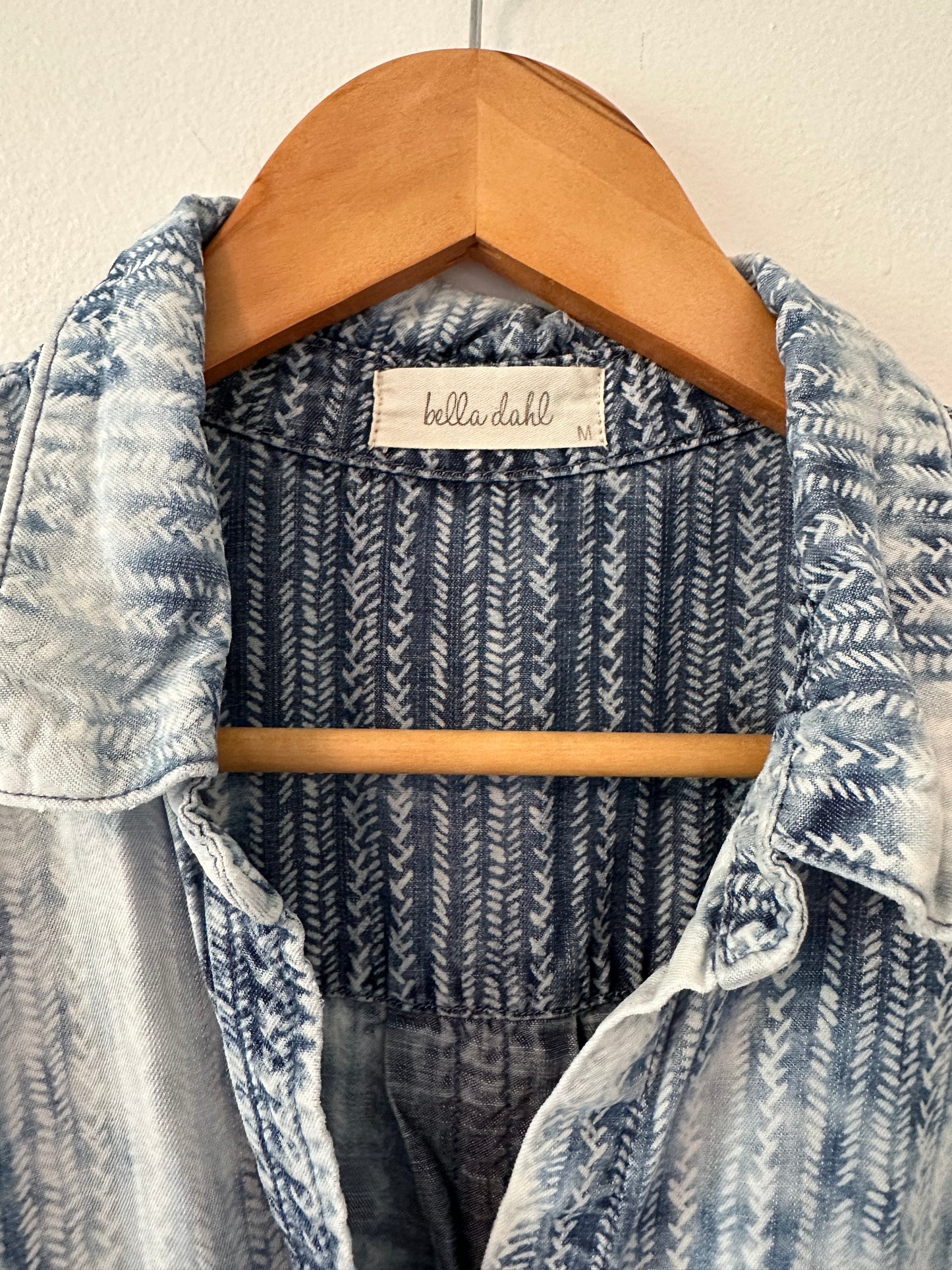 Bella Dahl Tencel Light Blue Patterned Sleeveless Collared Shirt | Size Medium