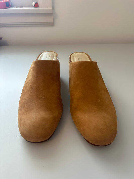 Nisolo All-Day Heeled Mule Shoes In Almond Suede | Size 8