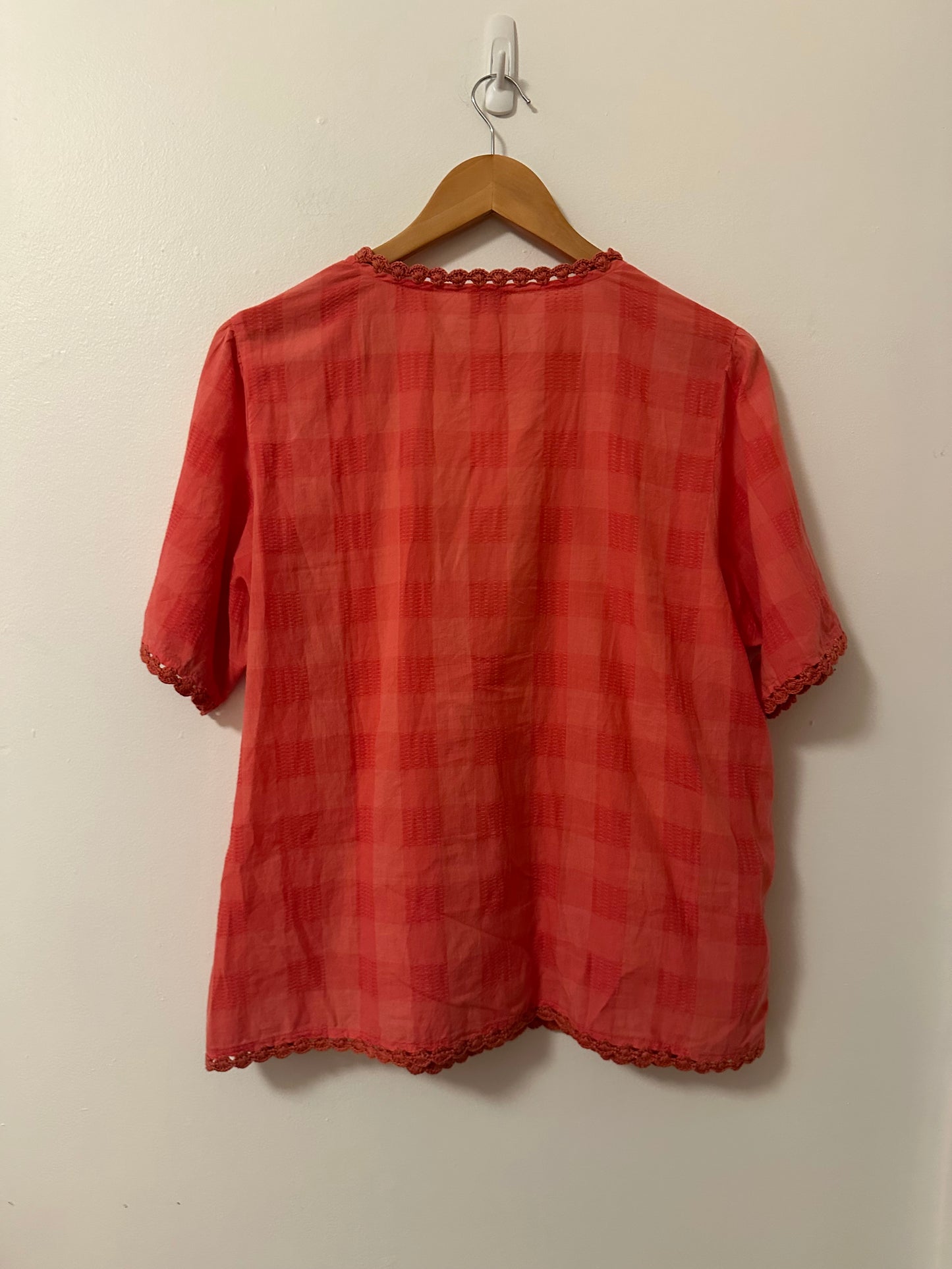 Faherty Coral Checkered Cotton Blouse with Crochet Trim | Size Large