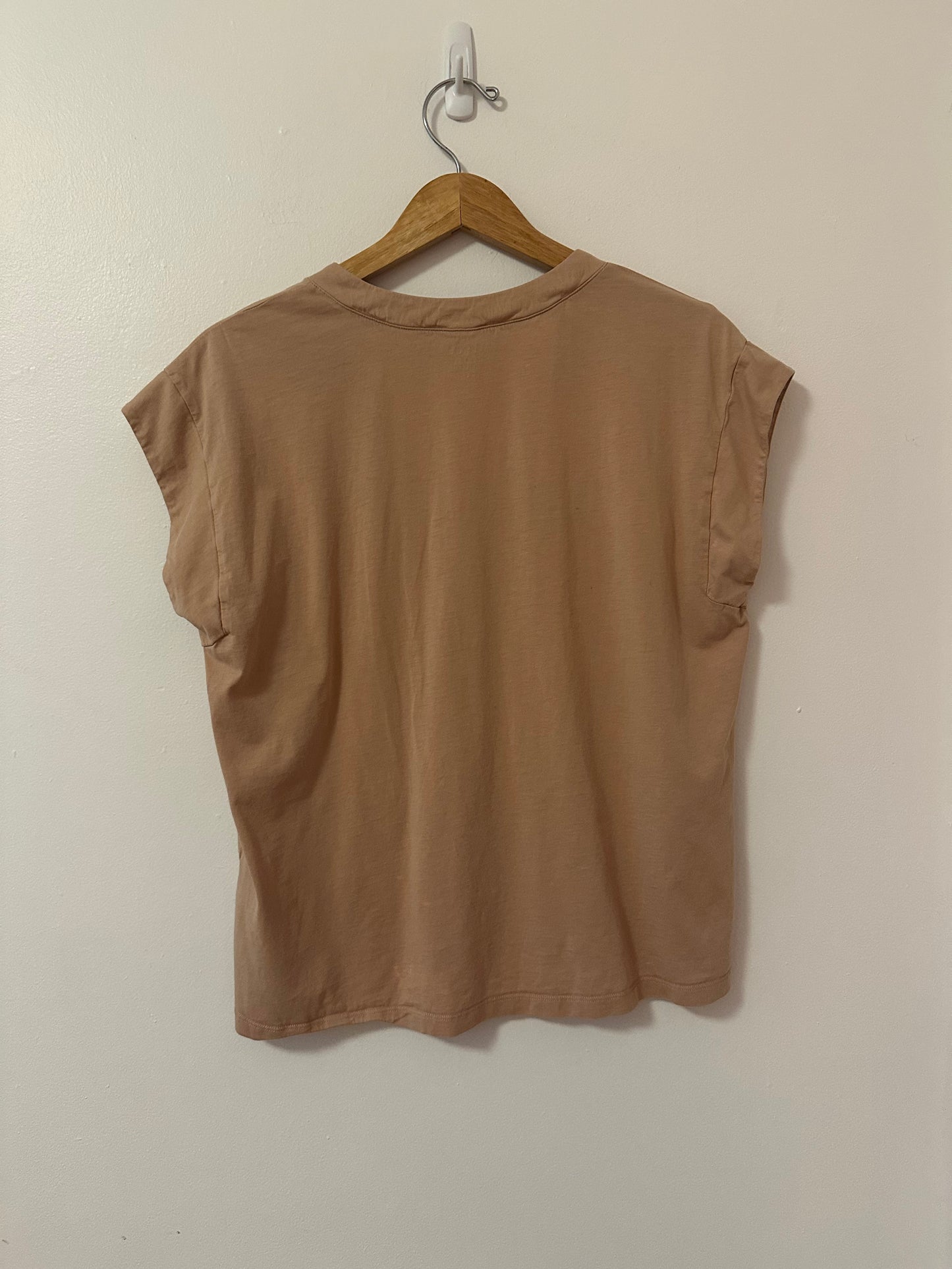 Frame Denim Le Mid Rise Tan V-Neck Short Sleeve Top | Size Large