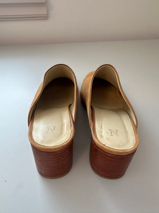 Nisolo All-Day Heeled Mule Shoes In Almond Suede | Size 8