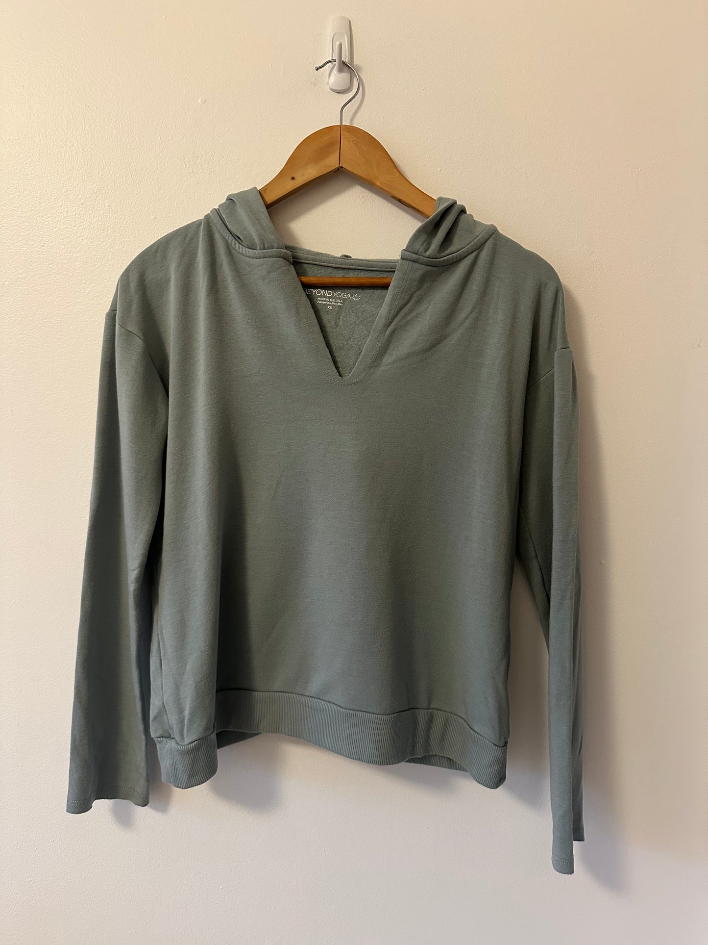 Beyond Yoga Sage Green Cross Back Cropped Hoodie Sweatshirt | Size XS