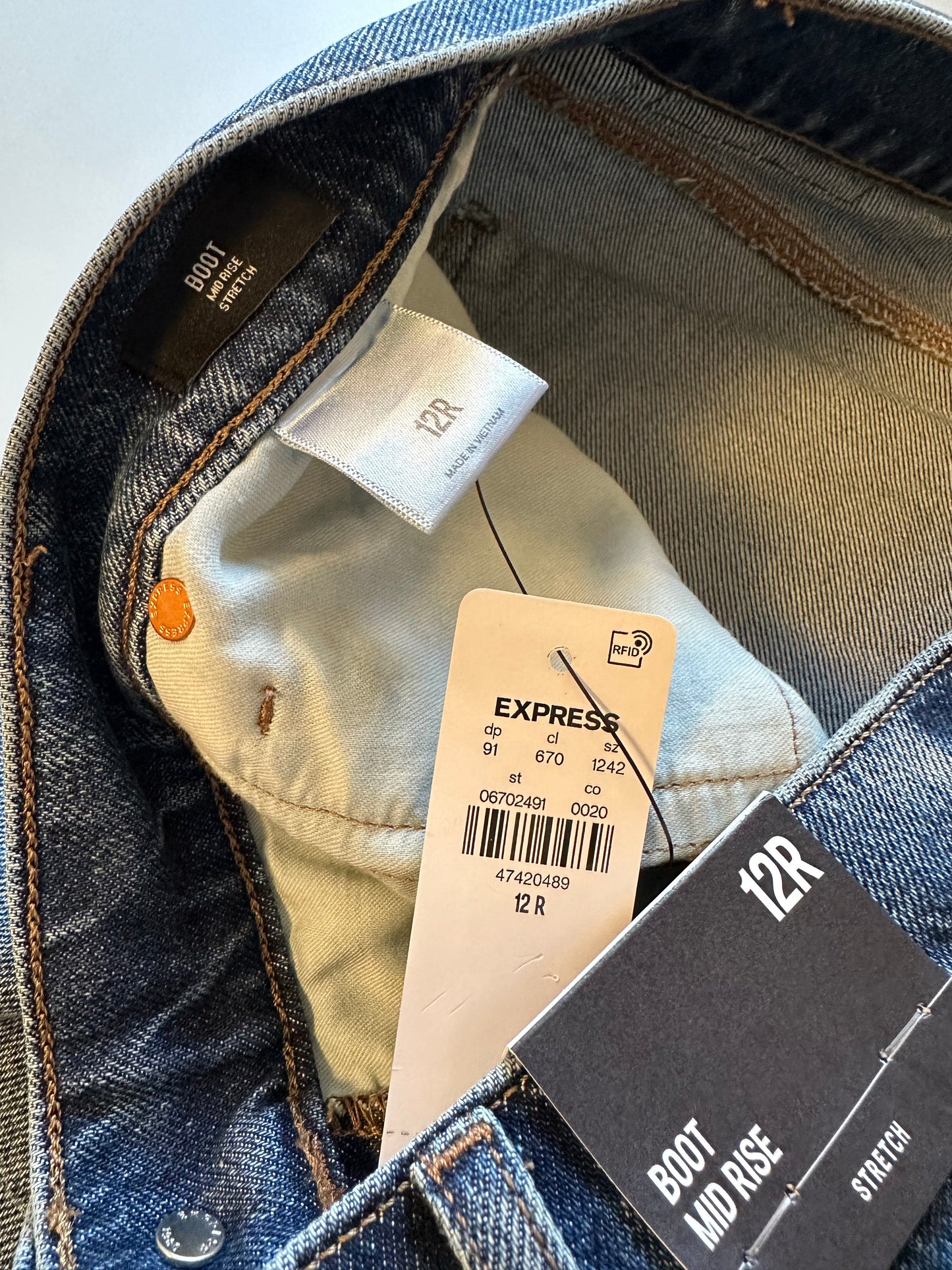 NWT Express Mid Rise Bootcut Distressed Stretch Jeans | Size 12