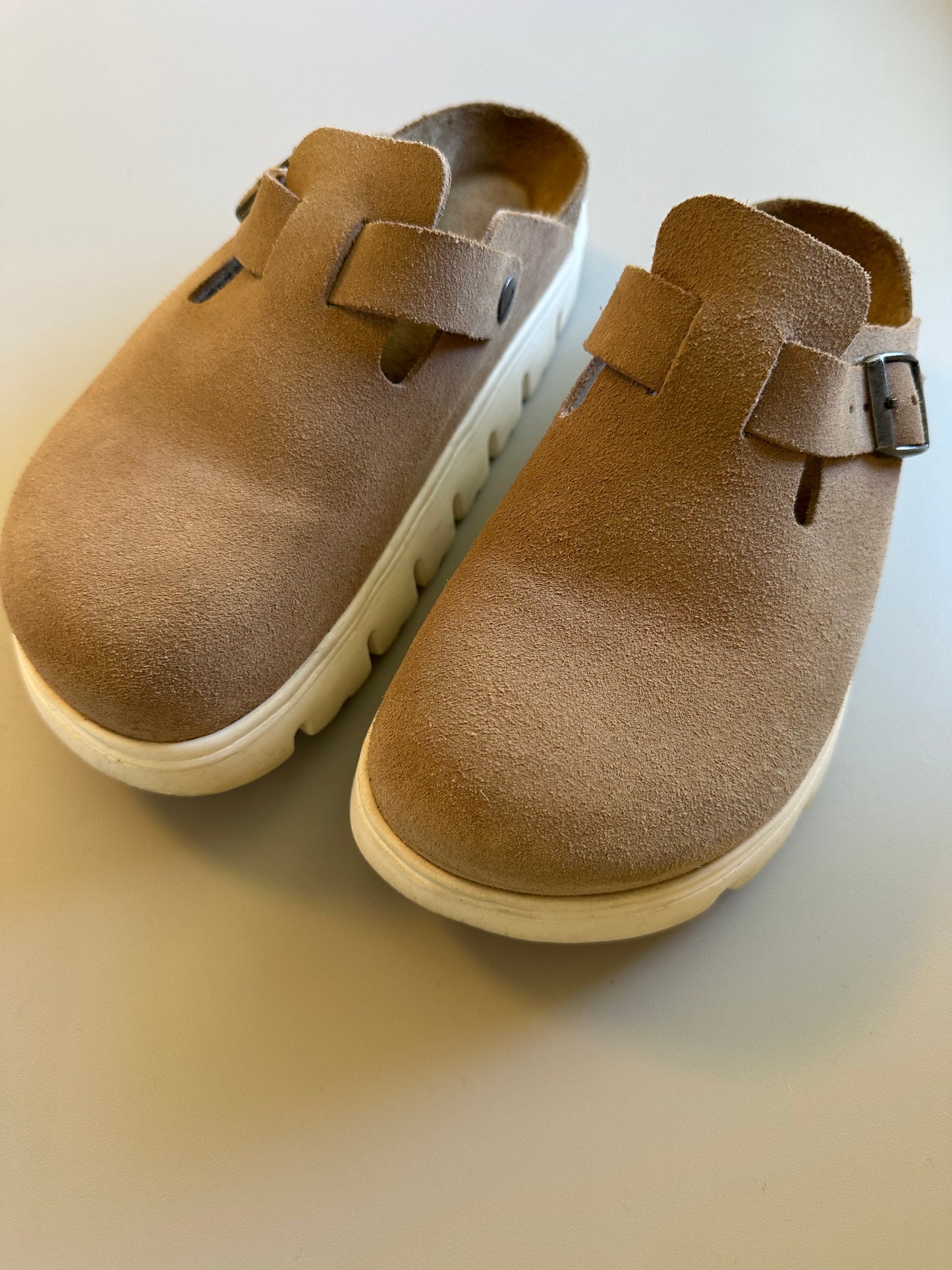 Birkenstock Papillio Boston Chunky Platform Pull On Clogs in Warm Tan Suede | Size 39