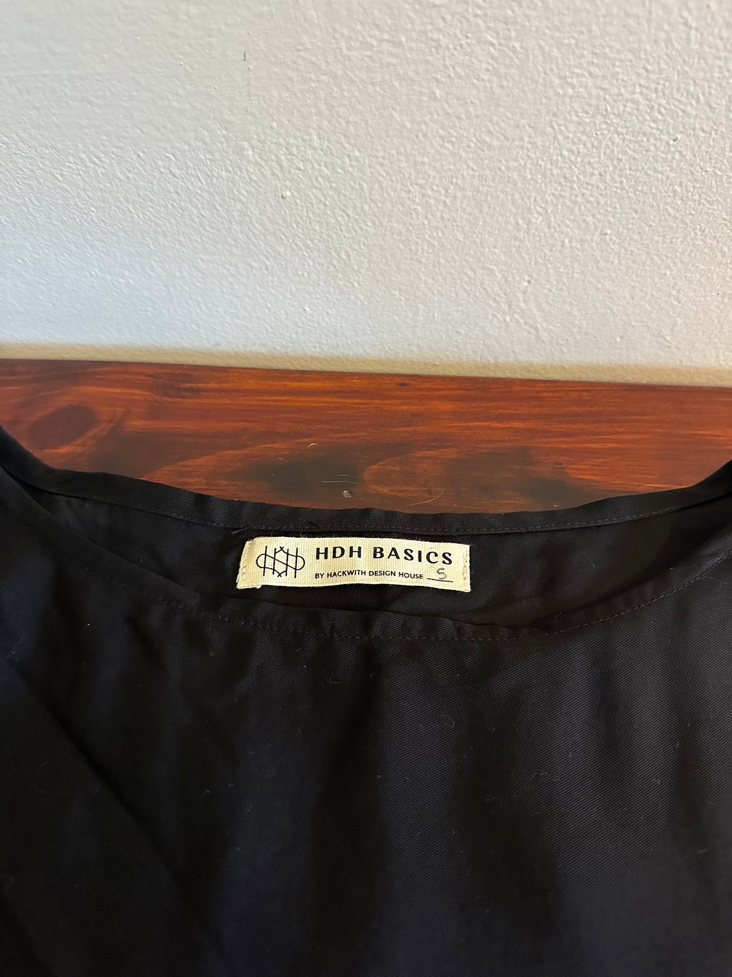 HDH Hackwith Design House - Black Cotton Cropped Blouse | Size Small