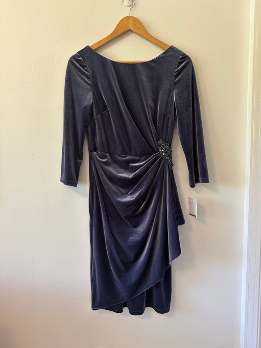 Oleg Cassini NWT Three-Quarter Sleeve Velvet Sheath Dress in Navy | Size 4