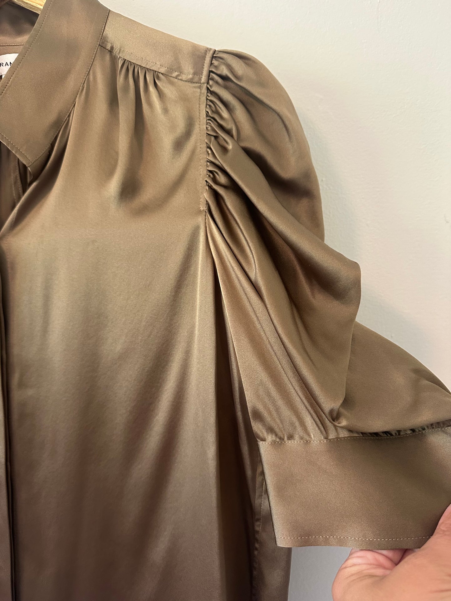 Frame Gillian Silk Puff Sleeve Blouse in Brown | Size Medium