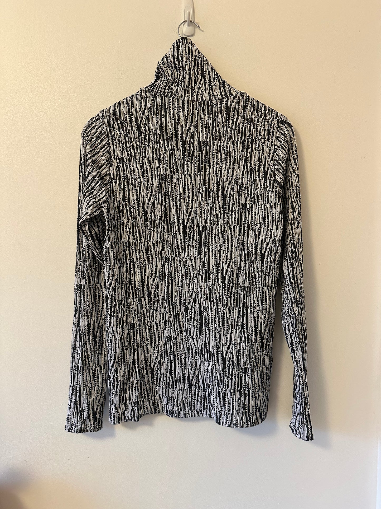 Athleta Flurry Blizzard Black and White Seamless Turtleneck Shirt