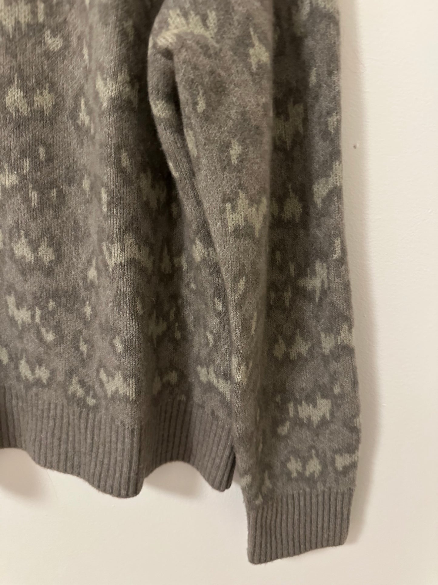Athleta Gray Patterned Crew Neck Sweater | Size Large