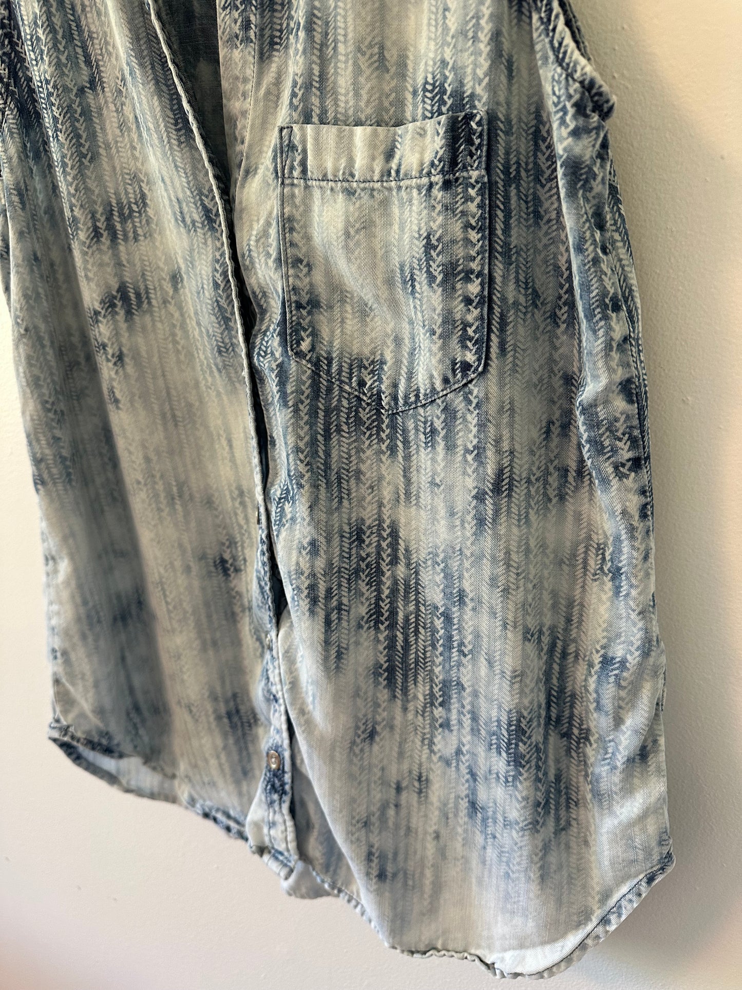 Bella Dahl Tencel Light Blue Patterned Sleeveless Collared Shirt | Size Medium