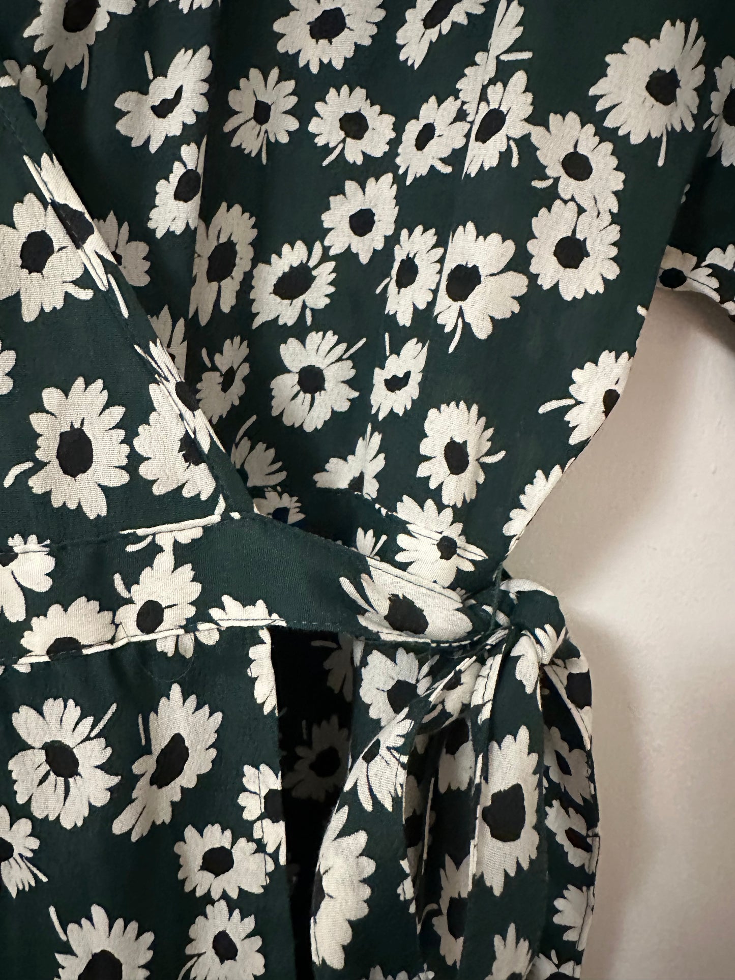 Rails Florence Daisy Print Flutter Sleeve Wrap Dress In Green | Size Small