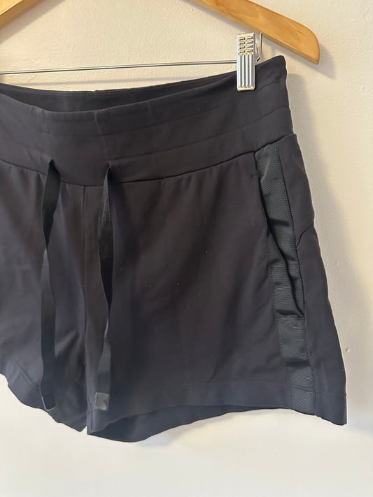 Athleta Downtown Metro Shorts in Black | Size Medium