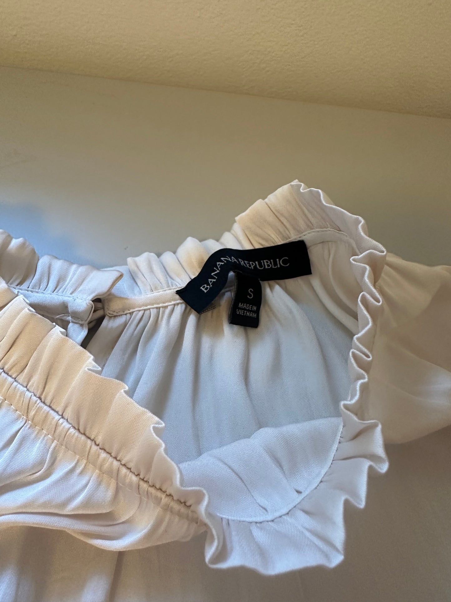 Banana Republic - Cream Ruffle Sleeve Blouse | Size Small