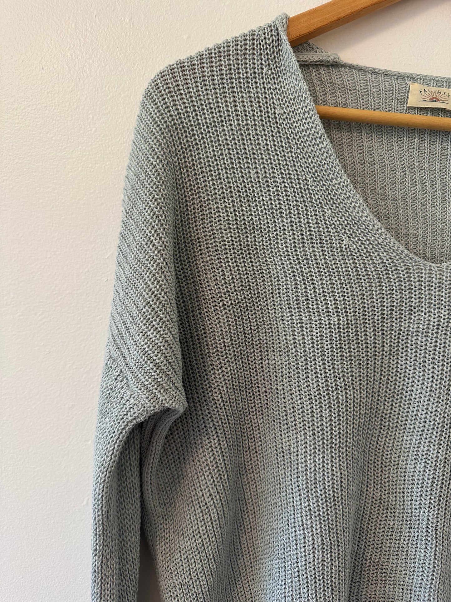 Faherty Miramar Linen V-Neck Sweater in Chalk Blue - Size Small
