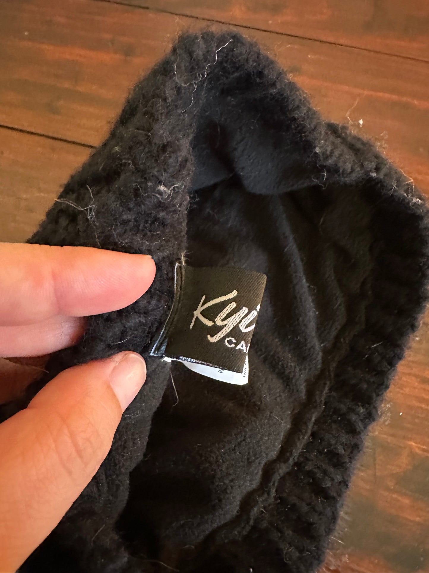 Kyi Kyi Classic Fox Fur Women’s Black Knit Beanie