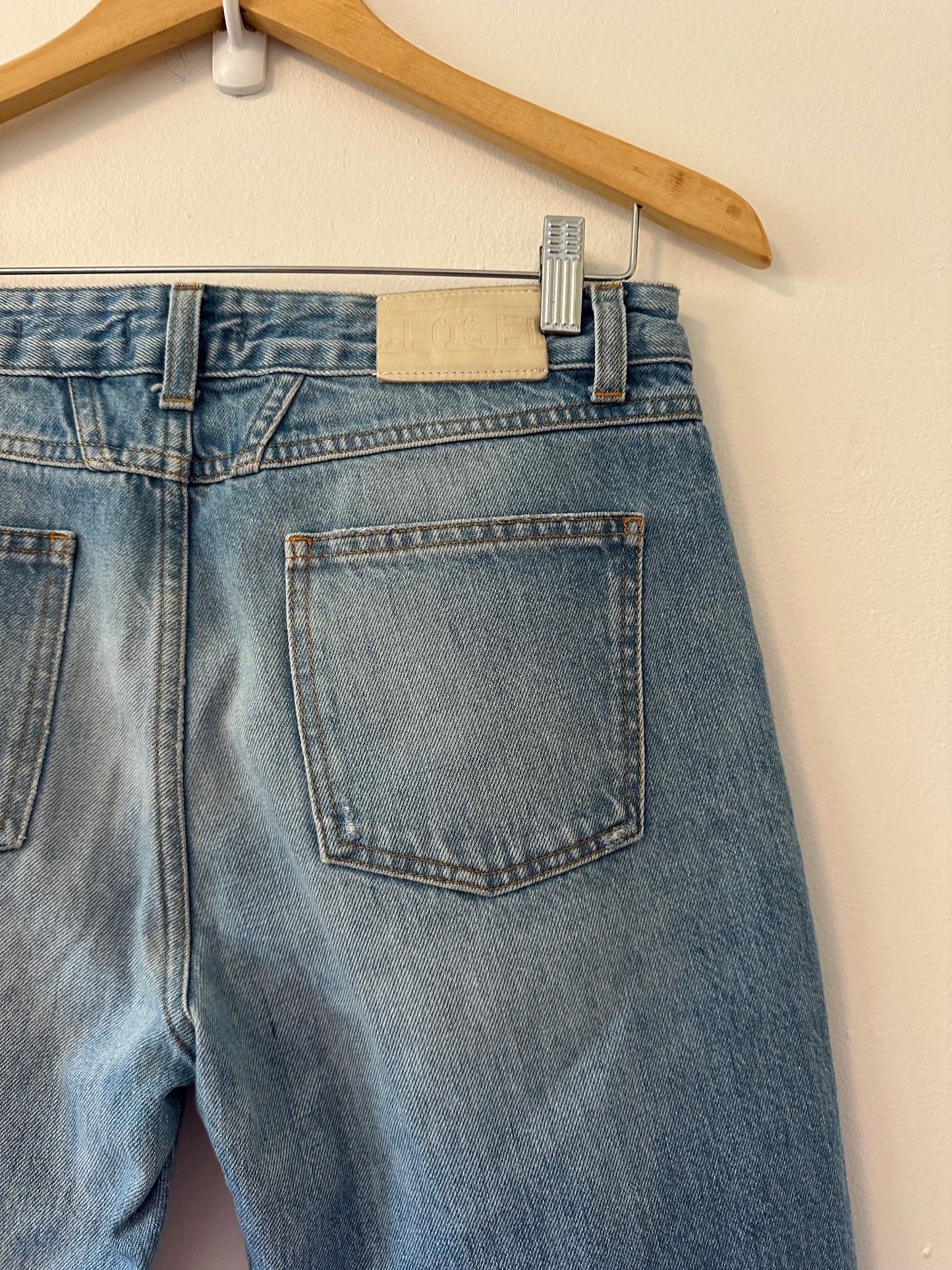 Closed Jay Light Blue Distressed Straight Leg Jeans | Size 26