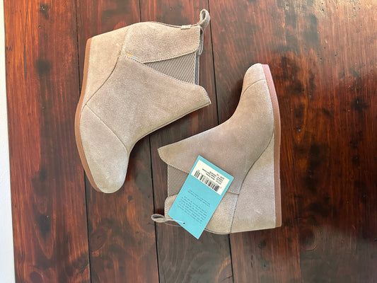 NWT TOMS Kelsey Suede Wedge Ankle Boots - Tan Size 7.5
