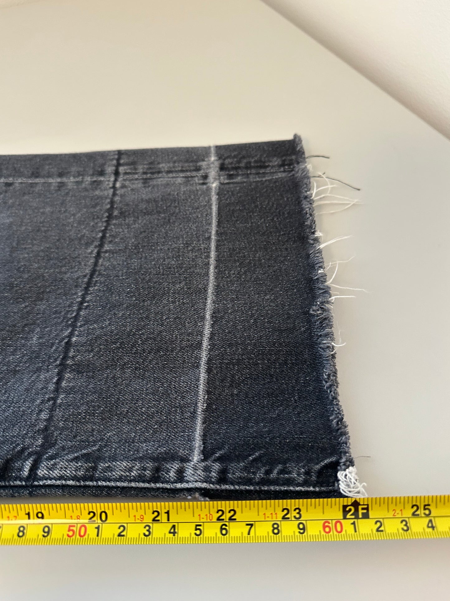 MOTHER The Roller Crop Undone Hem in Of Cats and Kings | Size 26