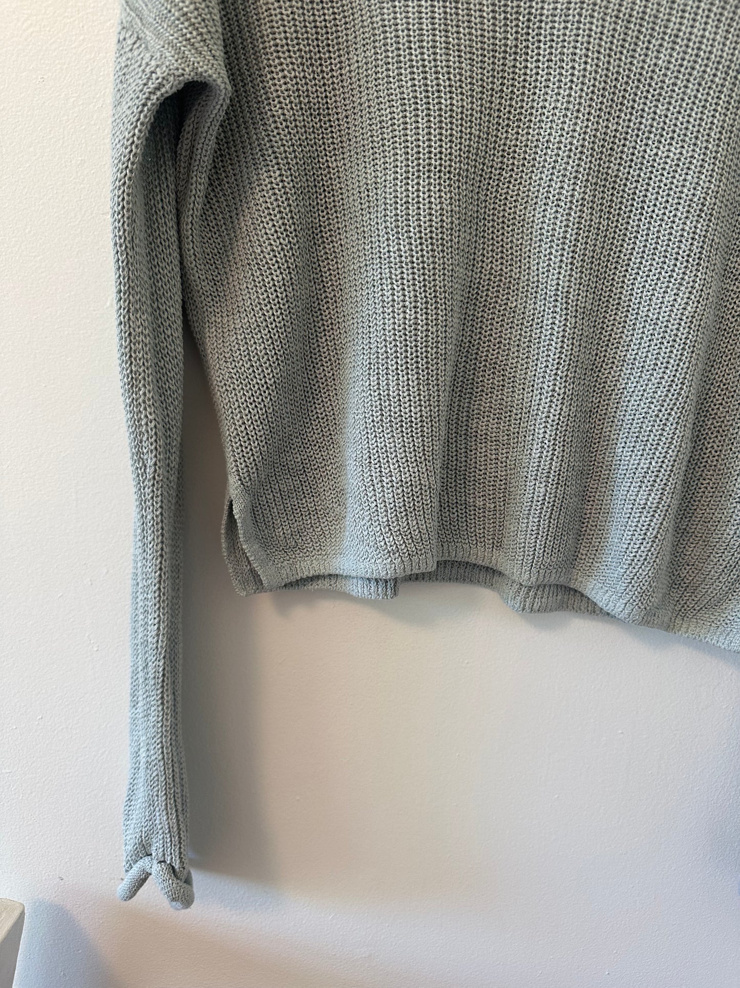 Faherty Miramar Linen V-Neck Sweater in Chalk Blue - Size Small