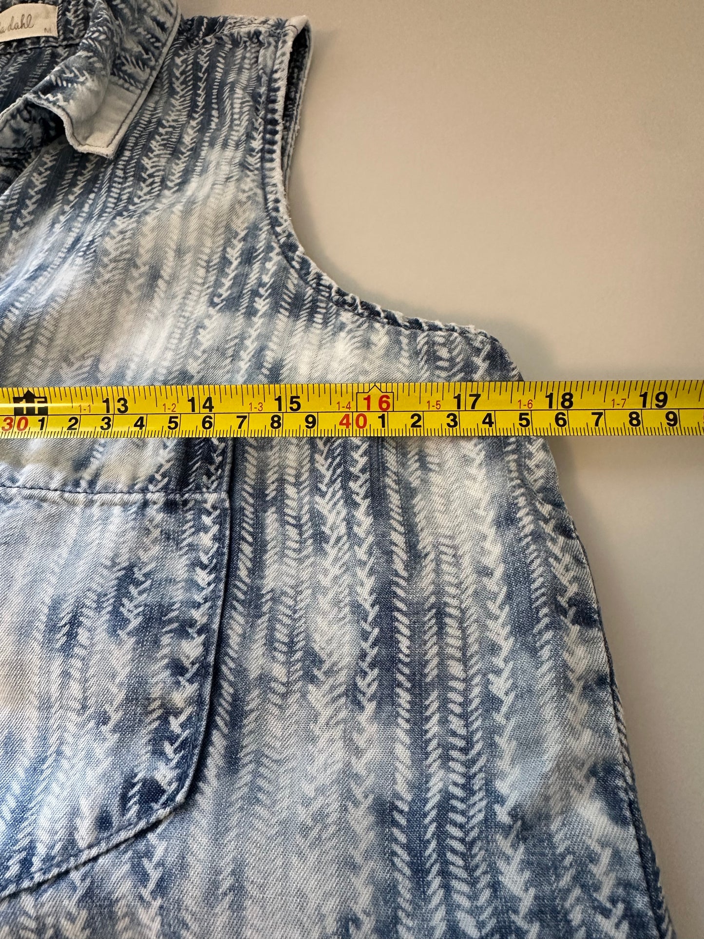 Bella Dahl Tencel Light Blue Patterned Sleeveless Collared Shirt | Size Medium