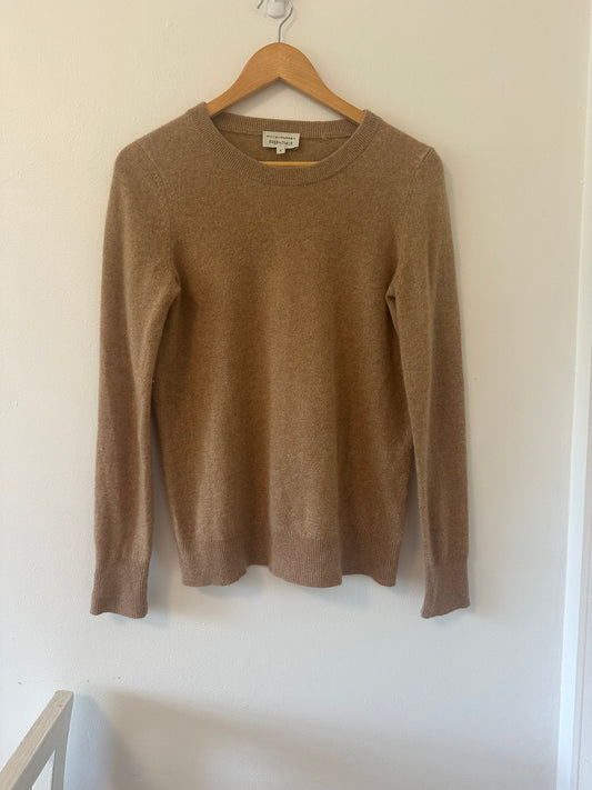 White + Warren Essentials Classic Crewneck Cashmere Sweater in Camel Heather - Small