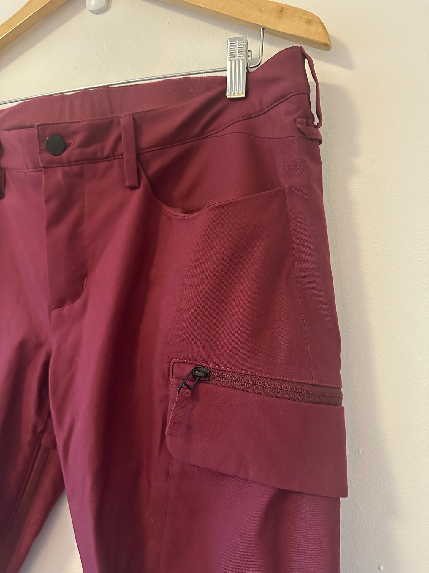Burton Burgundy Cargo Snowboard Snow Pants - Size Medium