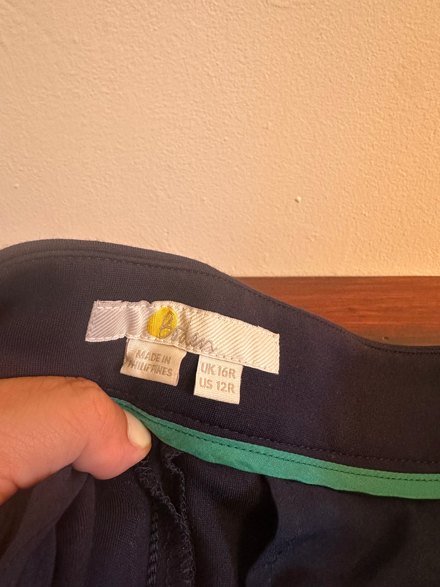 Boden Highgate Ponte Straight Leg Cropped Pants in Navy - Size 12