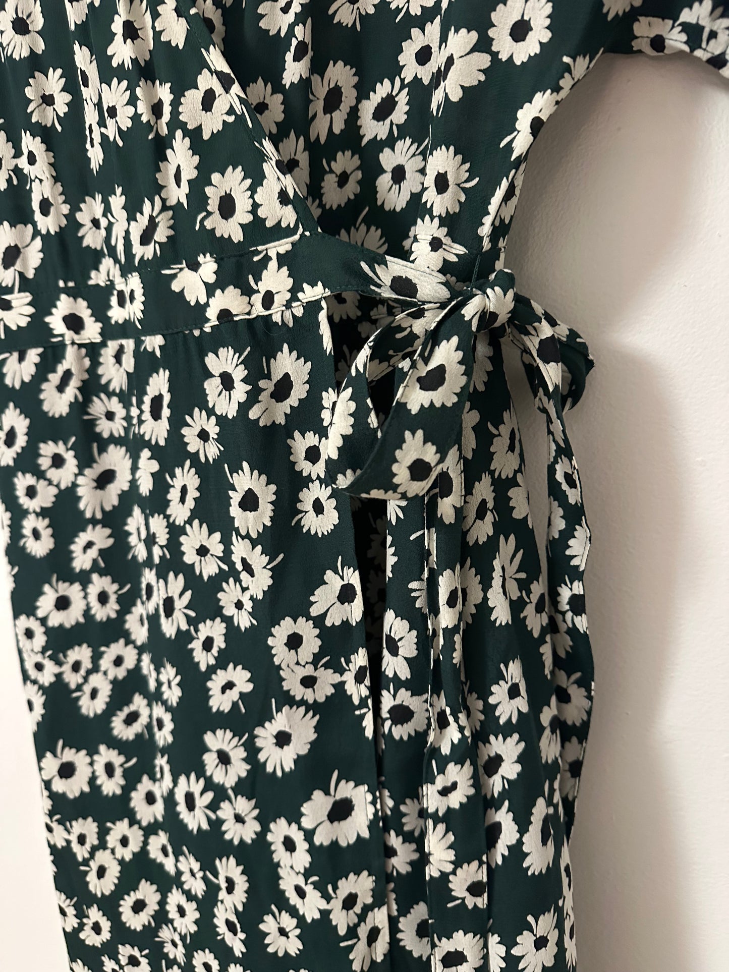 Rails Florence Daisy Print Flutter Sleeve Wrap Dress In Green | Size Small