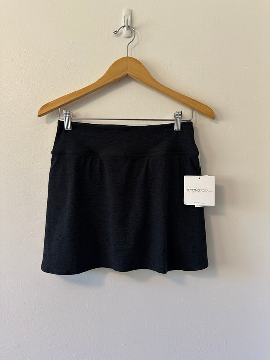 NWT Beyond Yoga Movement Skirt in Heather Darkest Night | Size Small