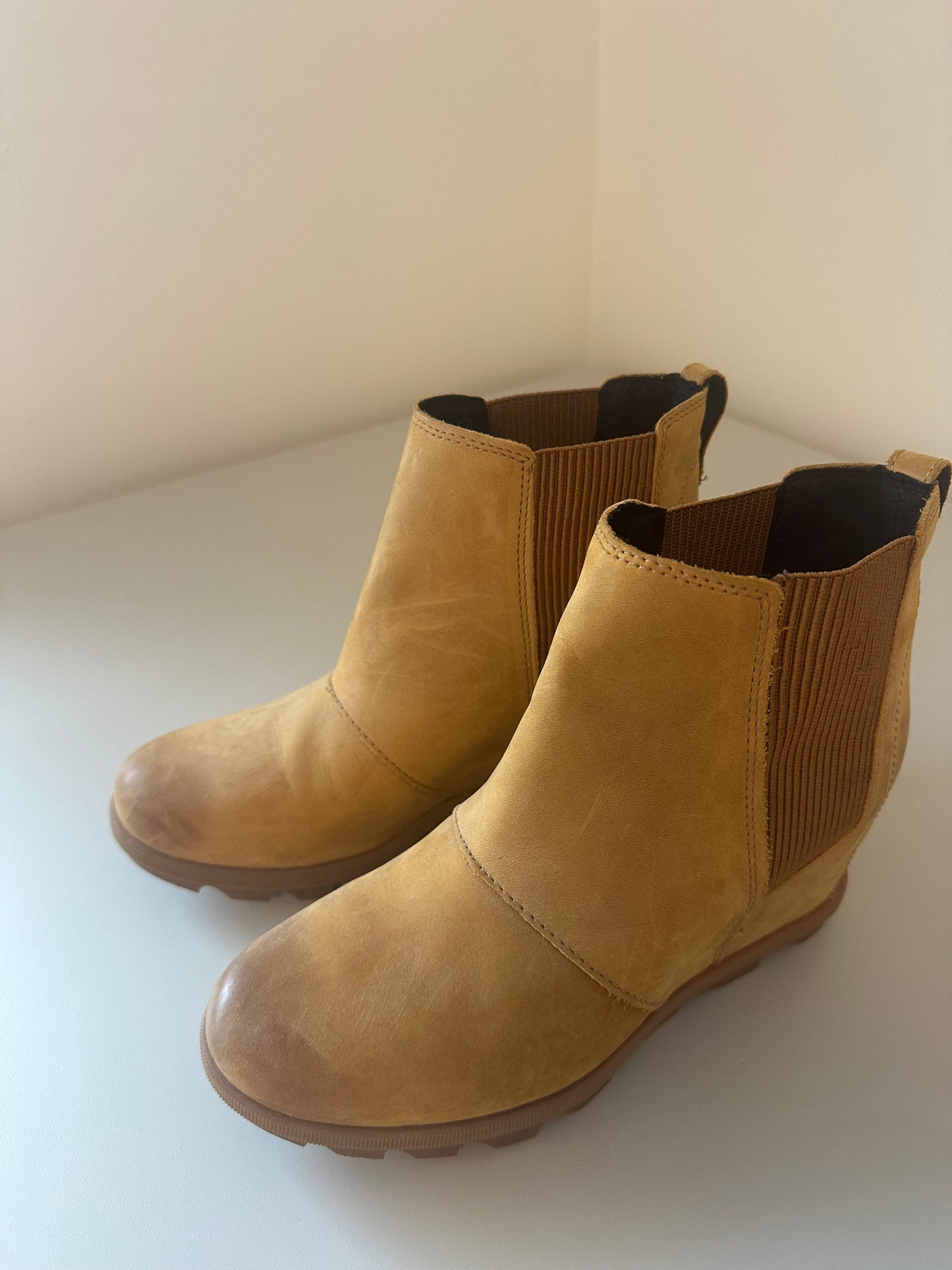 Sorel Joan of Arctic Wedge II Women's Boots In Tan Nubuck | Size 9.5