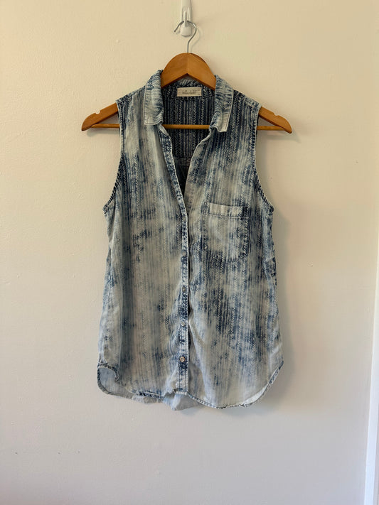 Bella Dahl Tencel Light Blue Patterned Sleeveless Collared Shirt | Size Medium