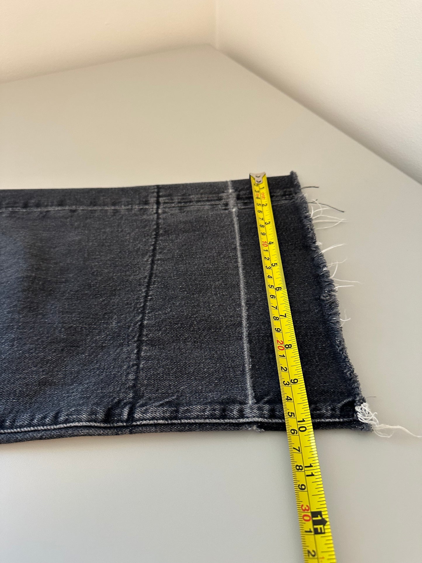 MOTHER The Roller Crop Undone Hem in Of Cats and Kings | Size 26