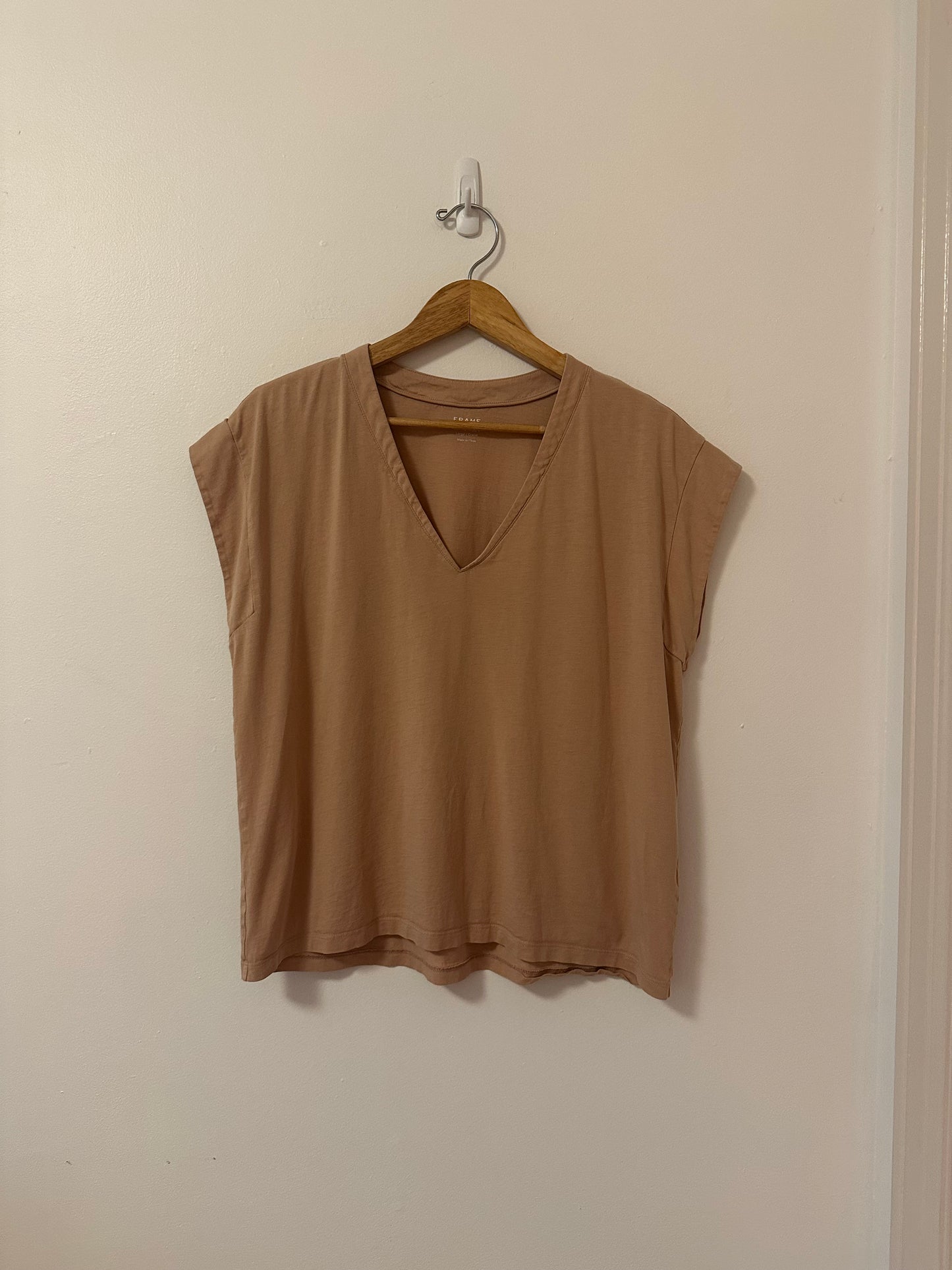Frame Denim Le Mid Rise Tan V-Neck Short Sleeve Top | Size Large
