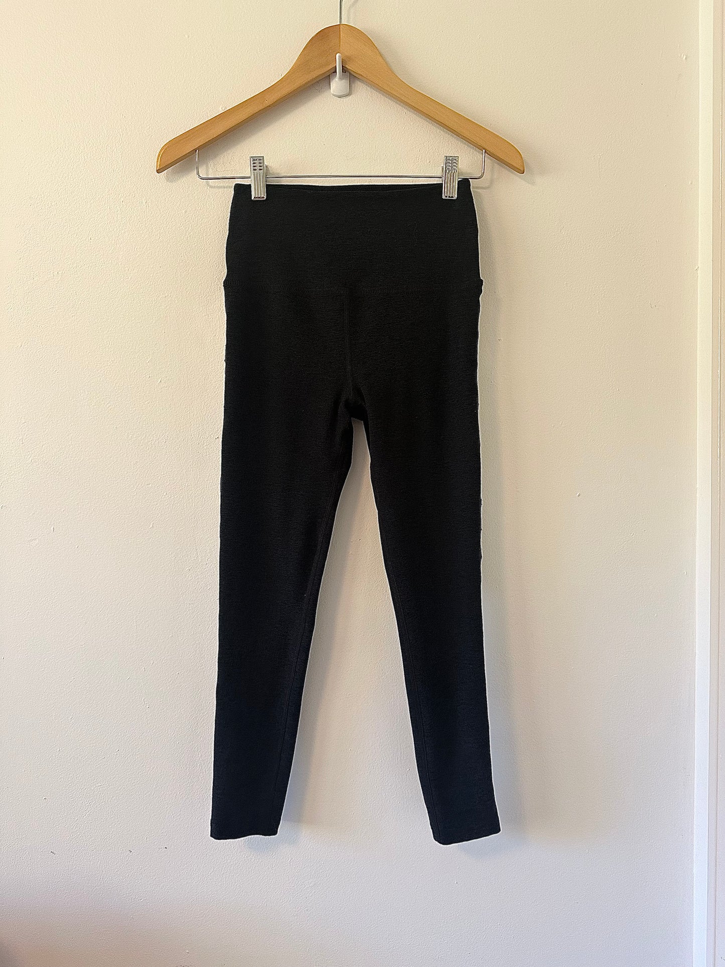 Beyond Yoga Spacedye Shine On High Waisted Midi Leggings in Darkest Night | Size Medium