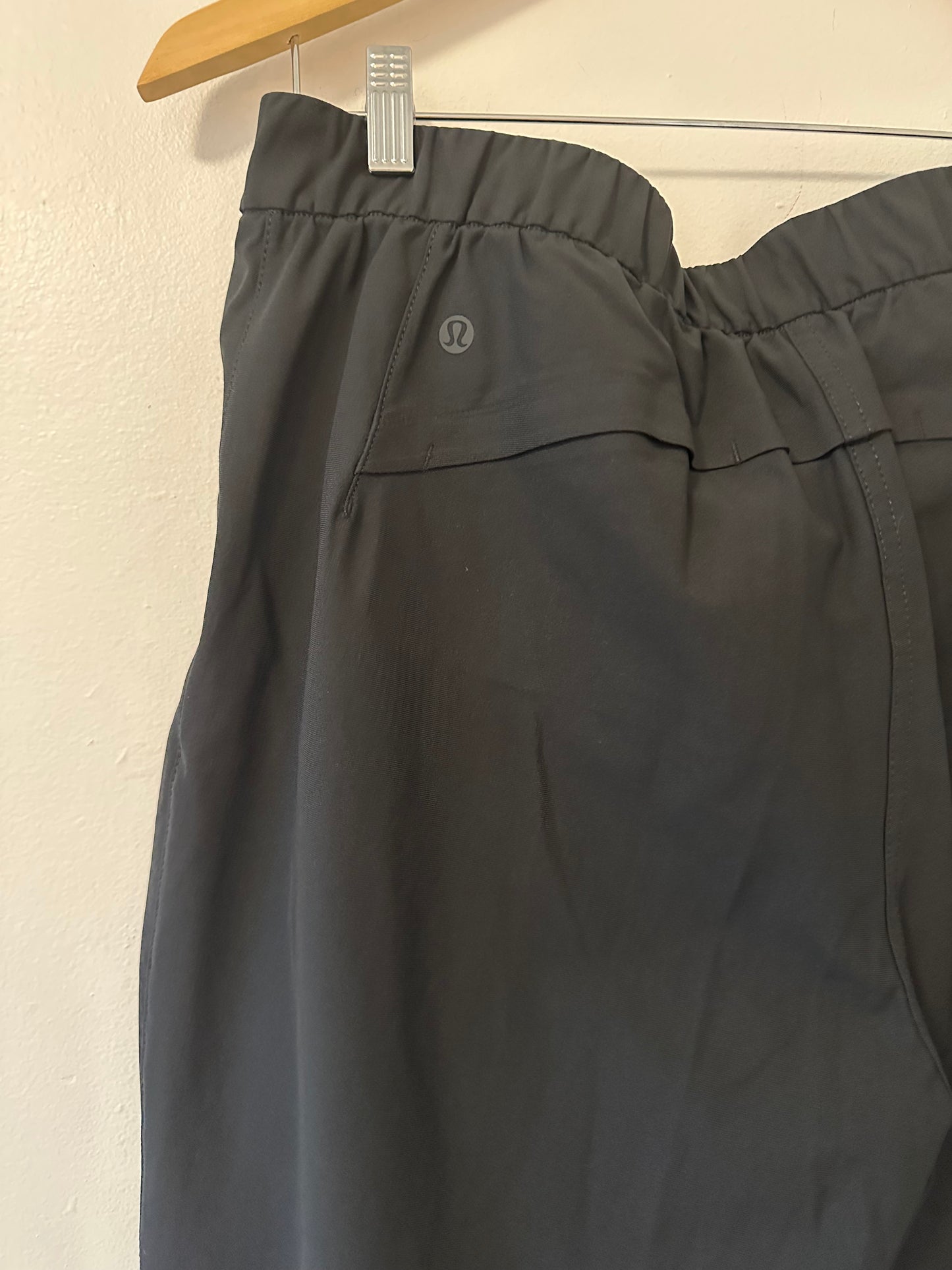 Lululemon Warpstreme High-Rise 7/8 Jogger in Black - Size 31