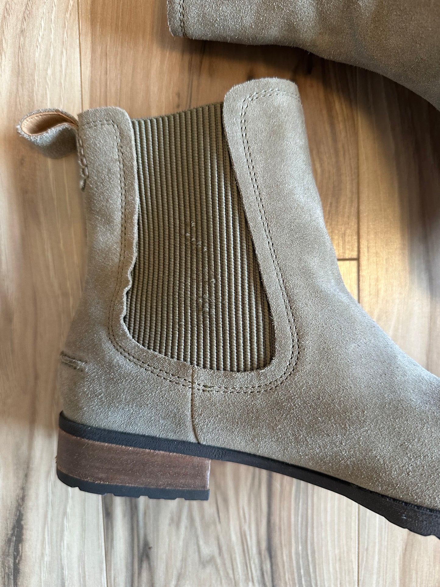UGG Hillhurst Waterproof Suede Chelsea Boot Green Size 8.5