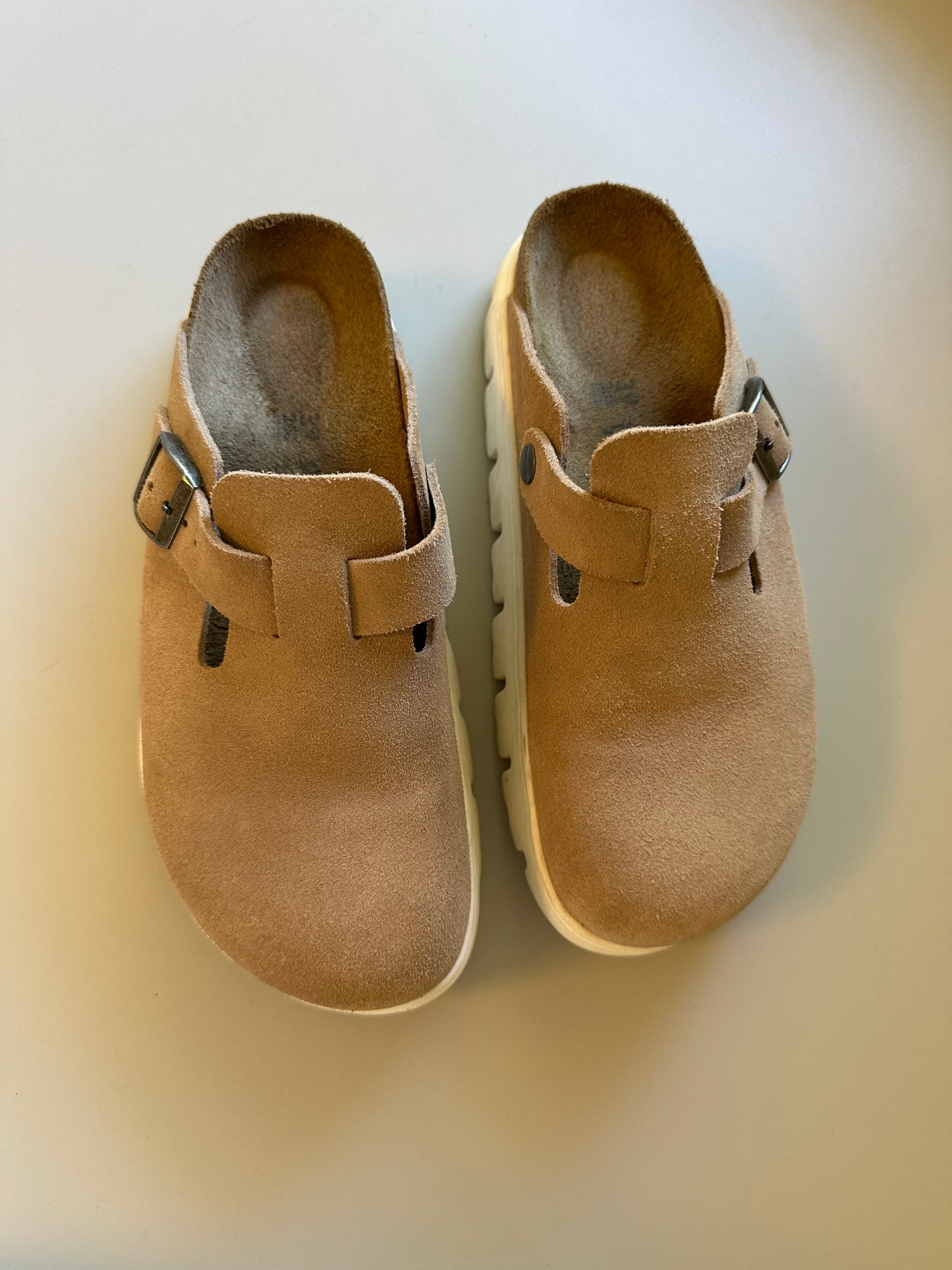 Birkenstock Papillio Boston Chunky Platform Pull On Clogs in Warm Tan Suede | Size 39