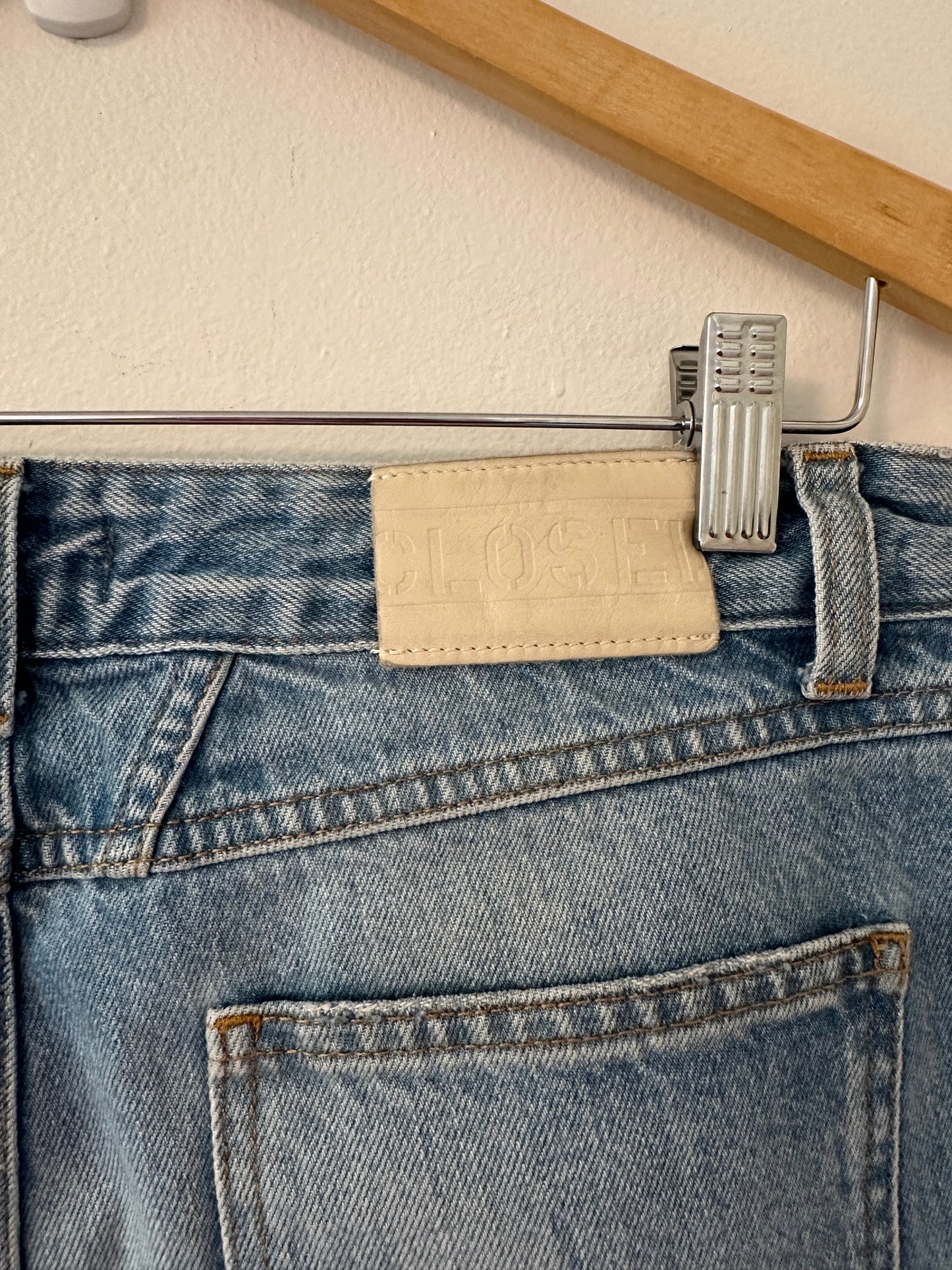 Closed Jay Light Blue Distressed Straight Leg Jeans | Size 26