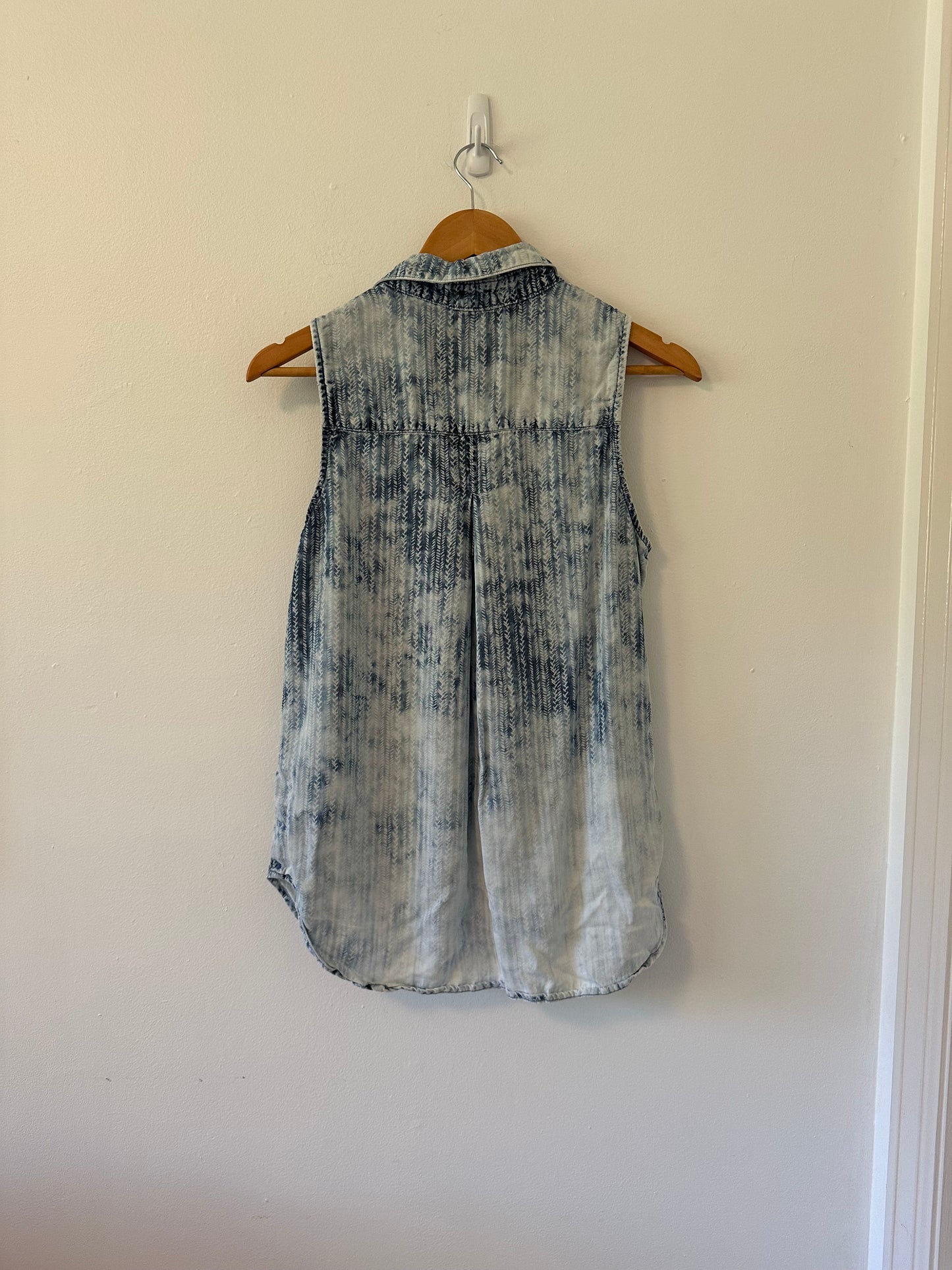 Bella Dahl Tencel Light Blue Patterned Sleeveless Collared Shirt | Size Medium