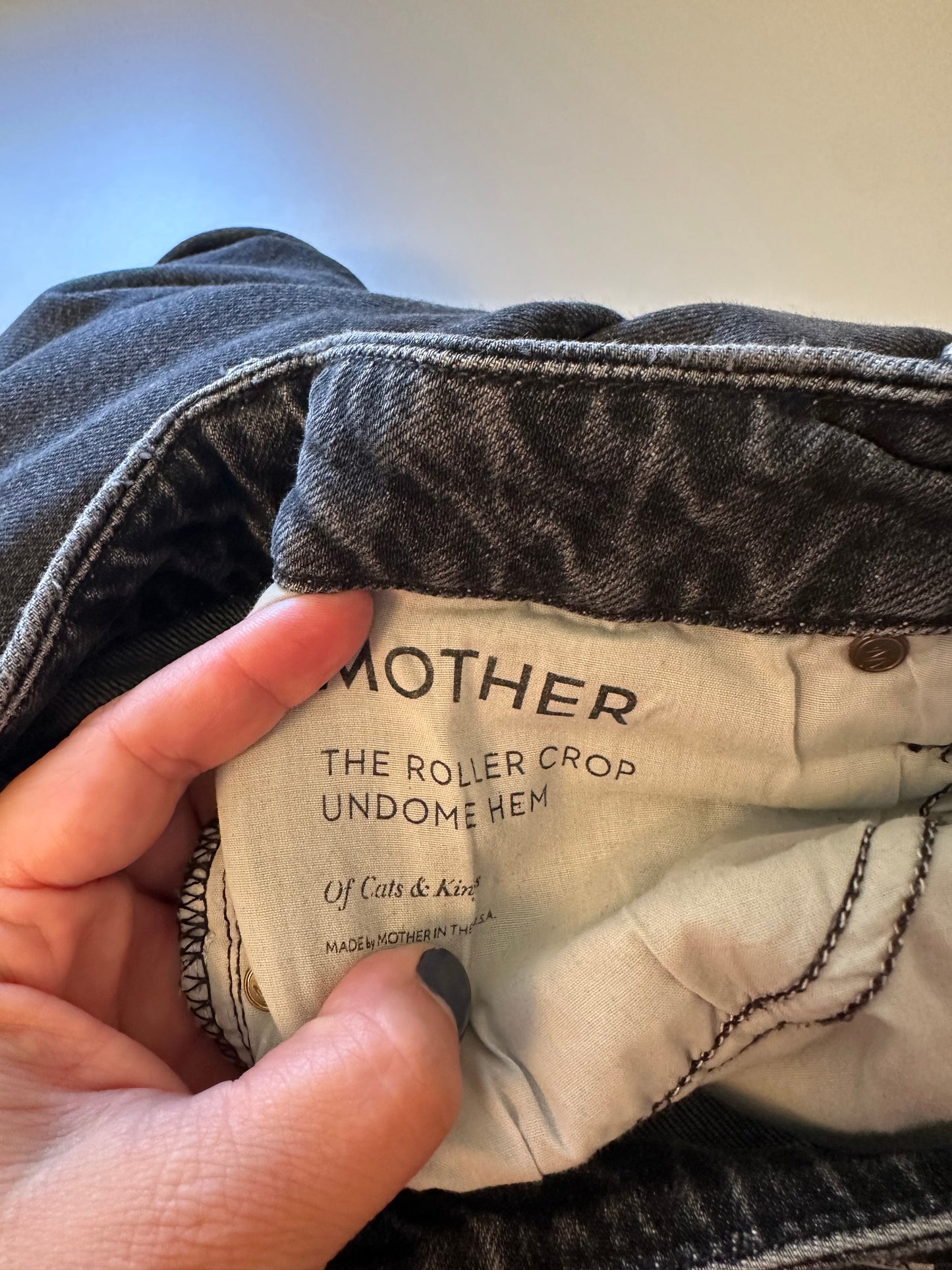 MOTHER The Roller Crop Undone Hem in Of Cats and Kings | Size 26