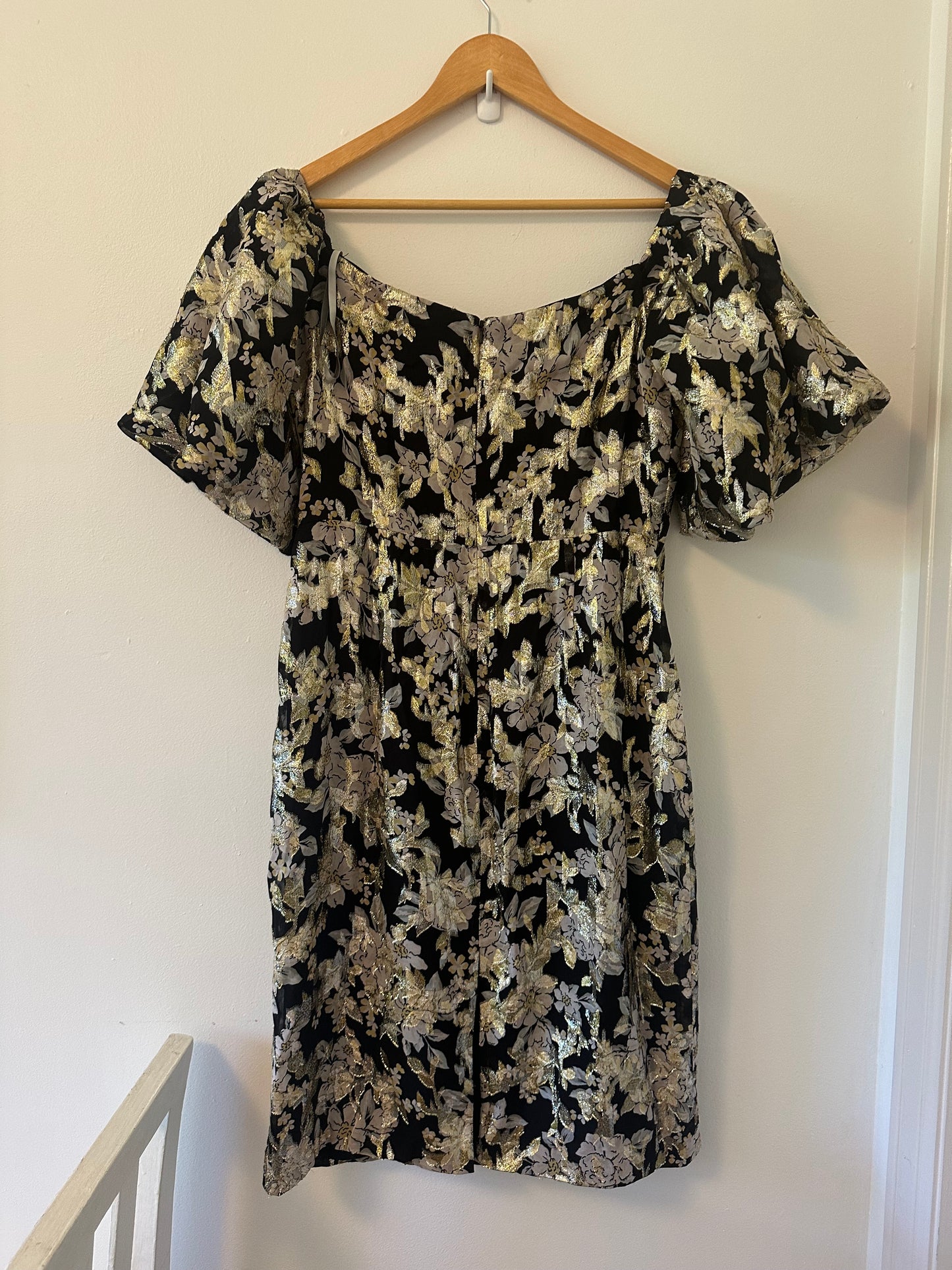 ML Monique Lhuillier Metallic Floral Midi Sheath Dress in Black, Gold, and Silver - Size 12